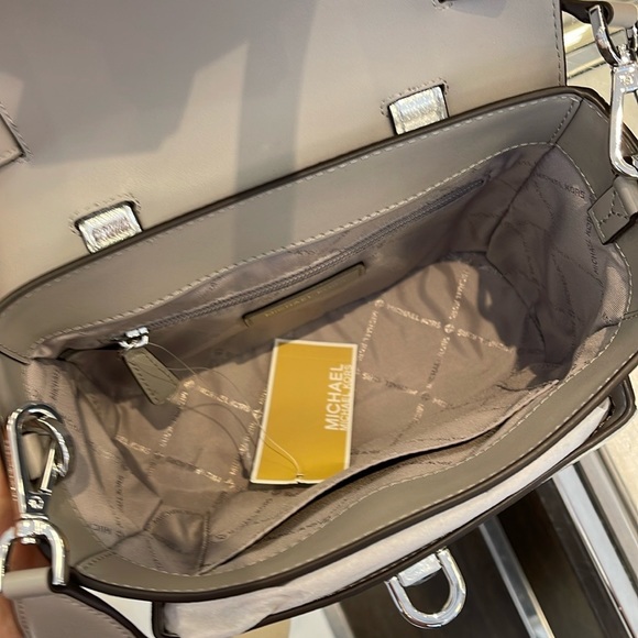 MICHAEL KORS
Manhattan Medium TH SCHOOL Crackled Metallic Leather SATCHEL
NWT - Picture 11 of 16